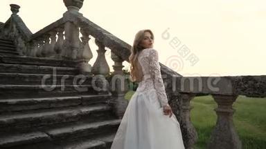 穿着婚纱的漂亮新娘。 婚纱沙龙广告